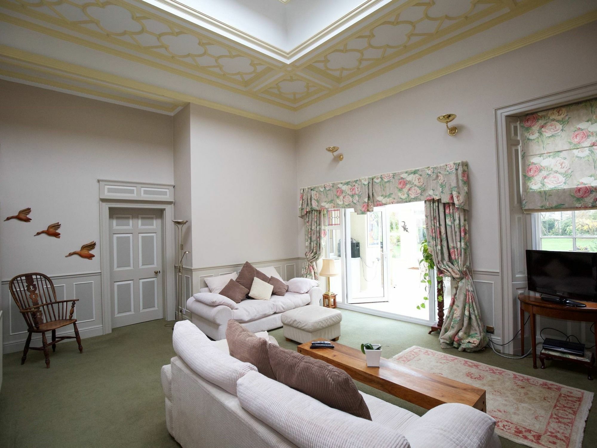 West Wing D'Isney Place. Lincoln Exterior photo