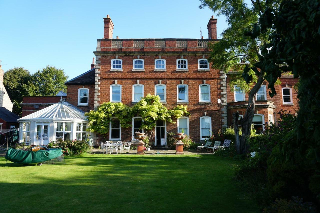 West Wing D'Isney Place. Lincoln Exterior photo