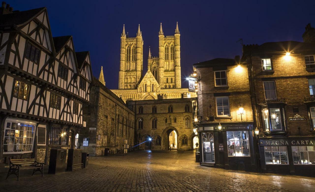 West Wing D'Isney Place. Lincoln Exterior photo